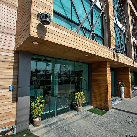 Holatel Hotel Фитсанулок Екстериор снимка