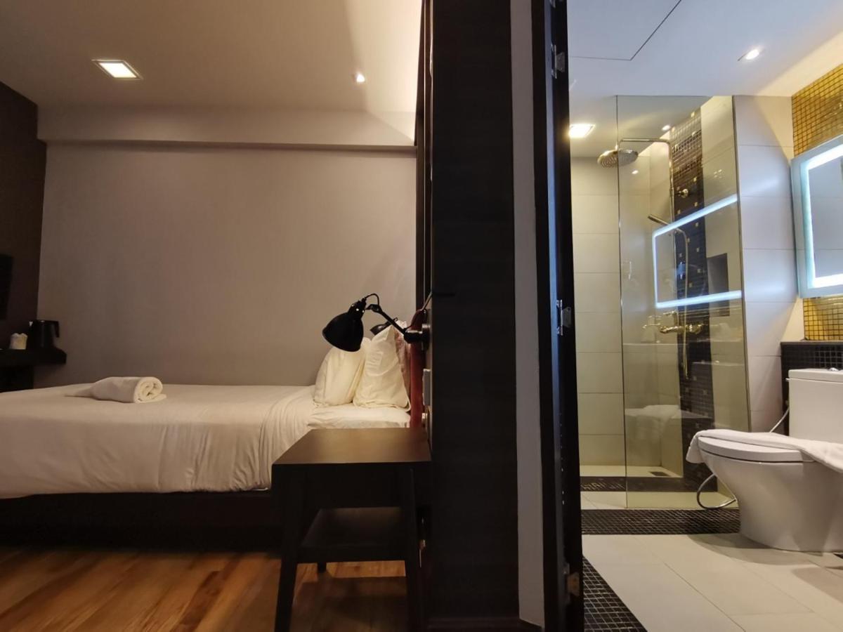 Holatel Hotel Фитсанулок Екстериор снимка