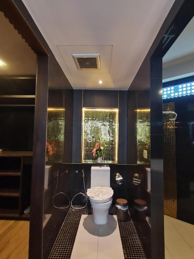 Holatel Hotel Фитсанулок Екстериор снимка