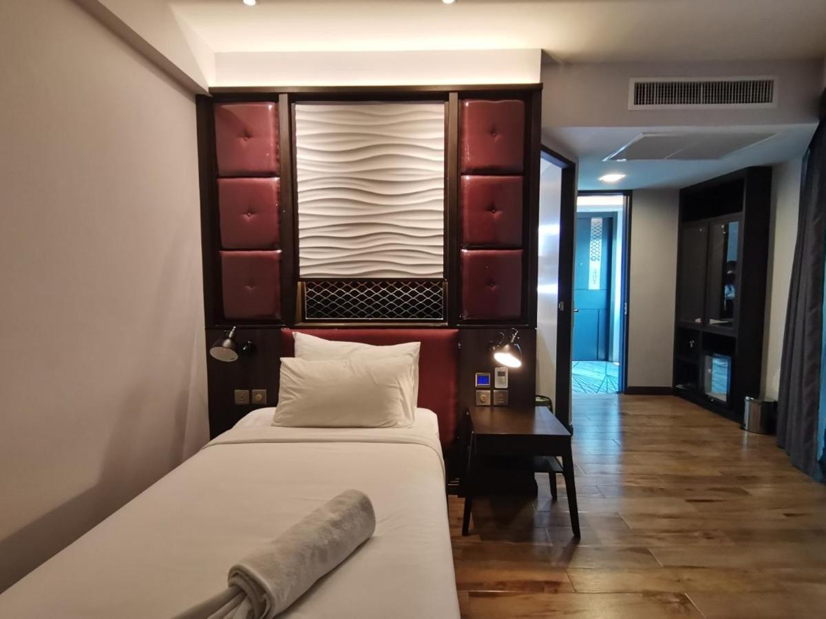 Holatel Hotel Фитсанулок Екстериор снимка
