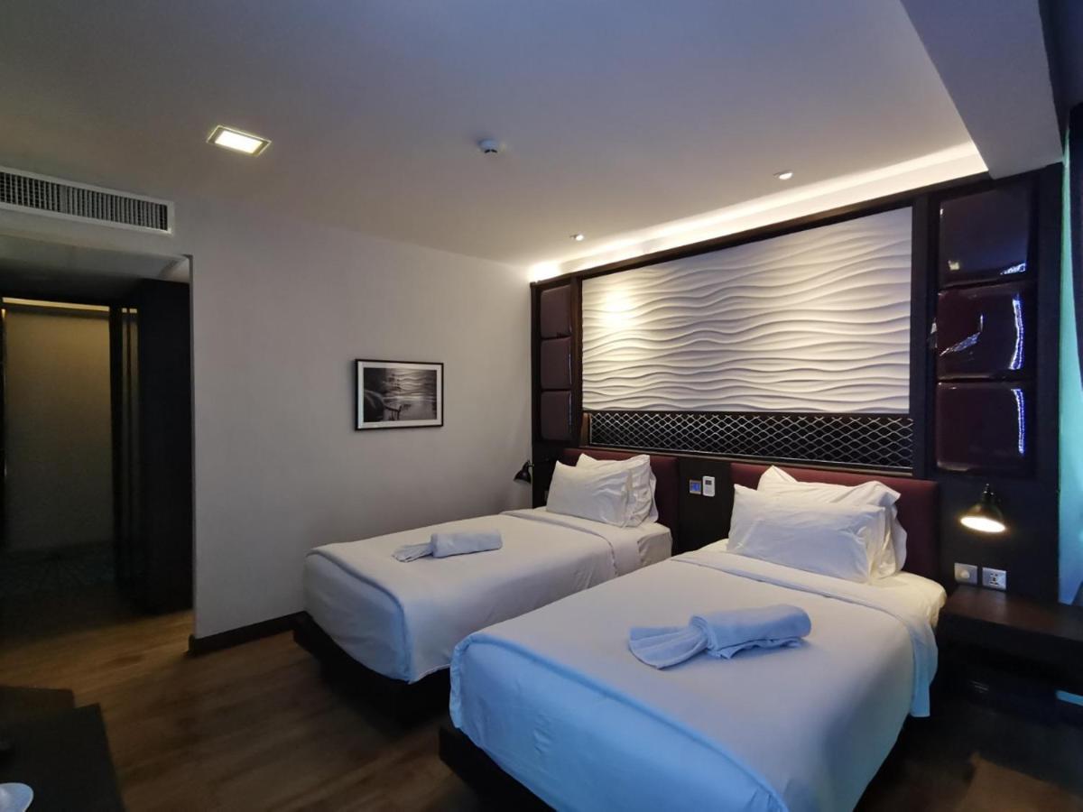 Holatel Hotel Фитсанулок Екстериор снимка