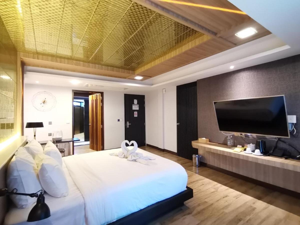 Holatel Hotel Фитсанулок Екстериор снимка
