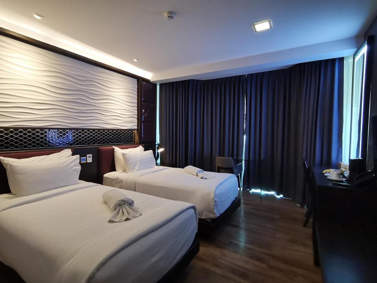 Holatel Hotel Фитсанулок Екстериор снимка