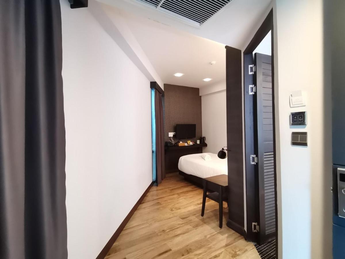 Holatel Hotel Фитсанулок Екстериор снимка