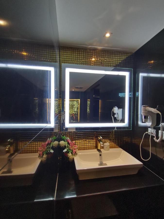Holatel Hotel Фитсанулок Екстериор снимка