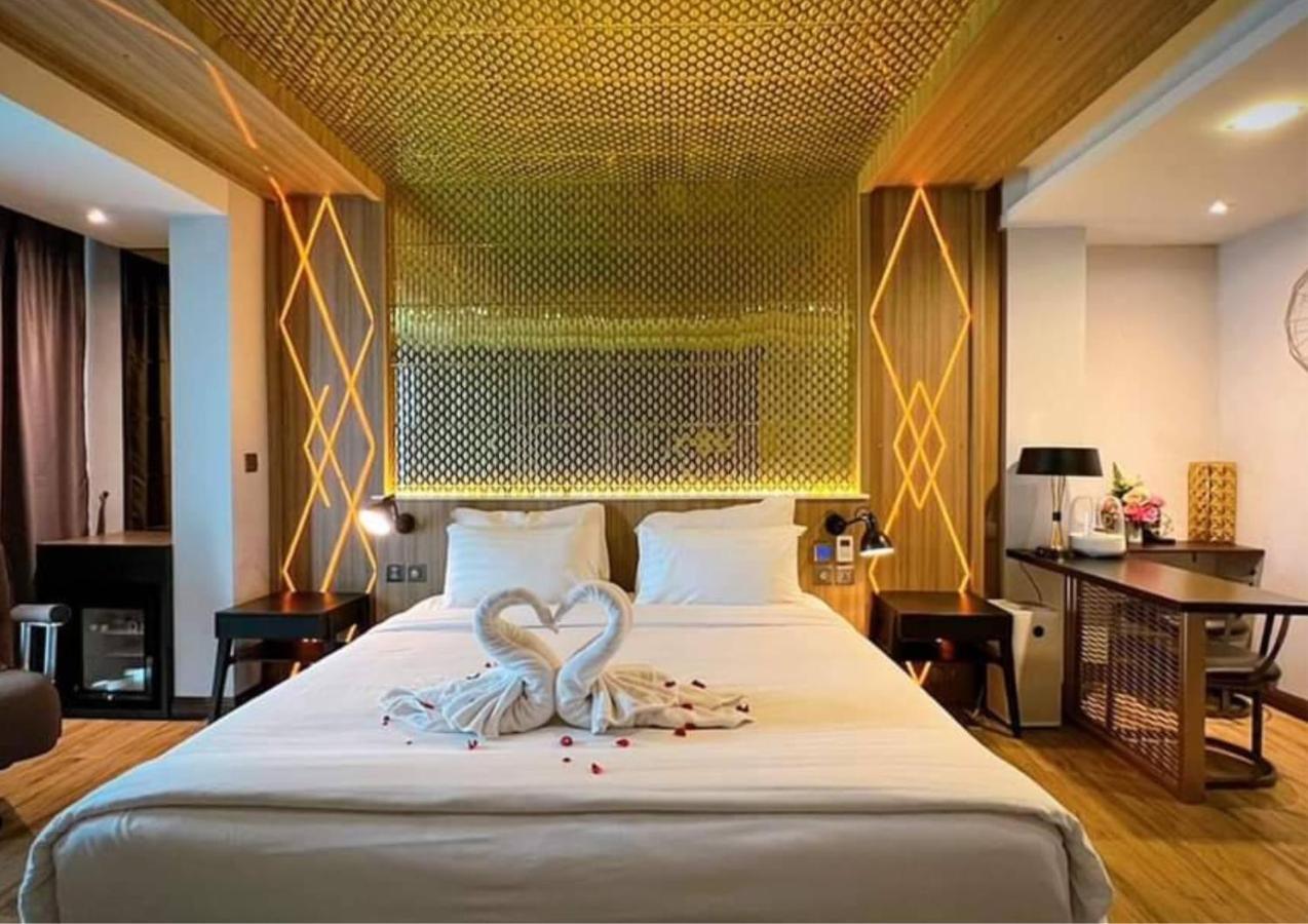 Holatel Hotel Фитсанулок Екстериор снимка