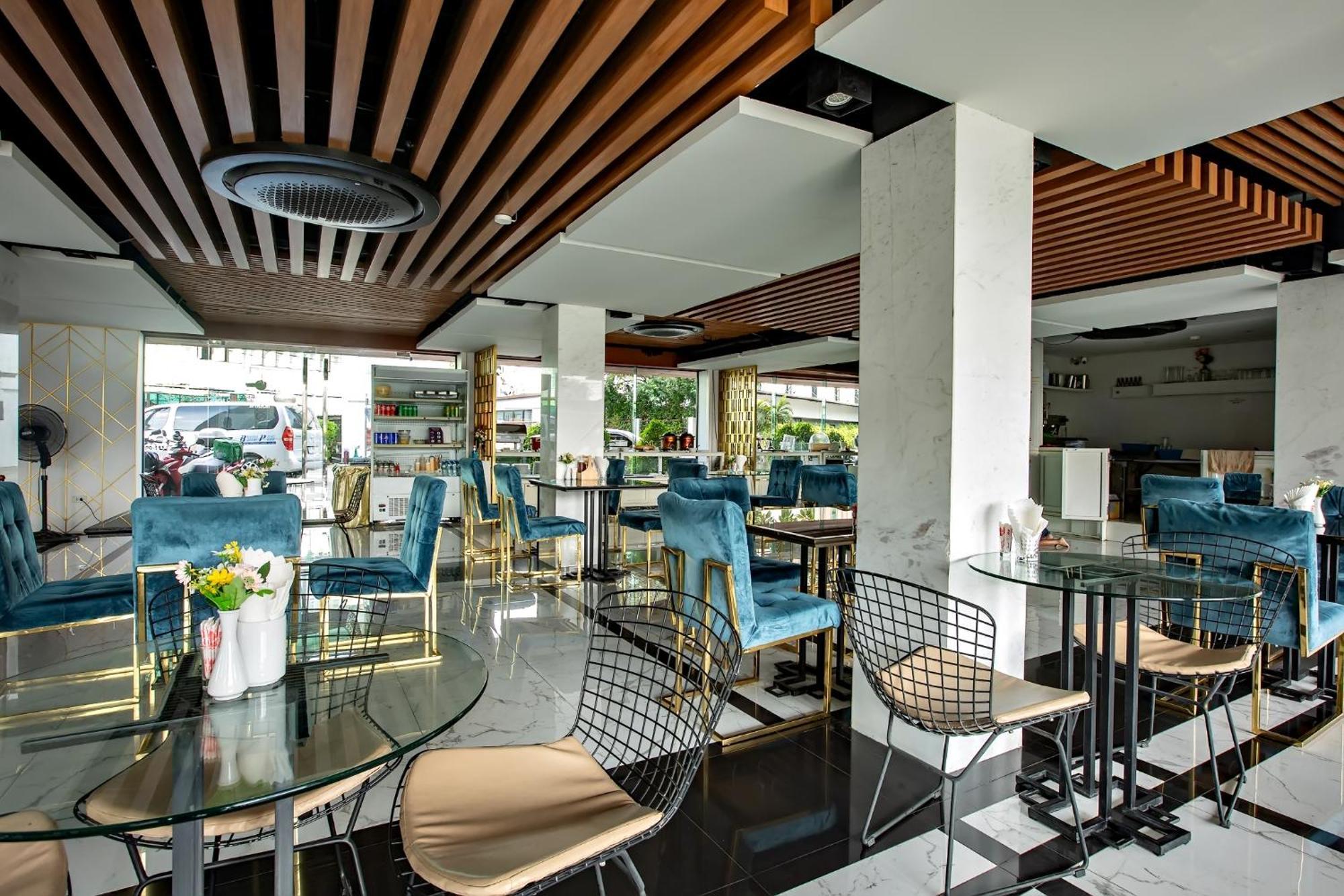 Holatel Hotel Фитсанулок Екстериор снимка