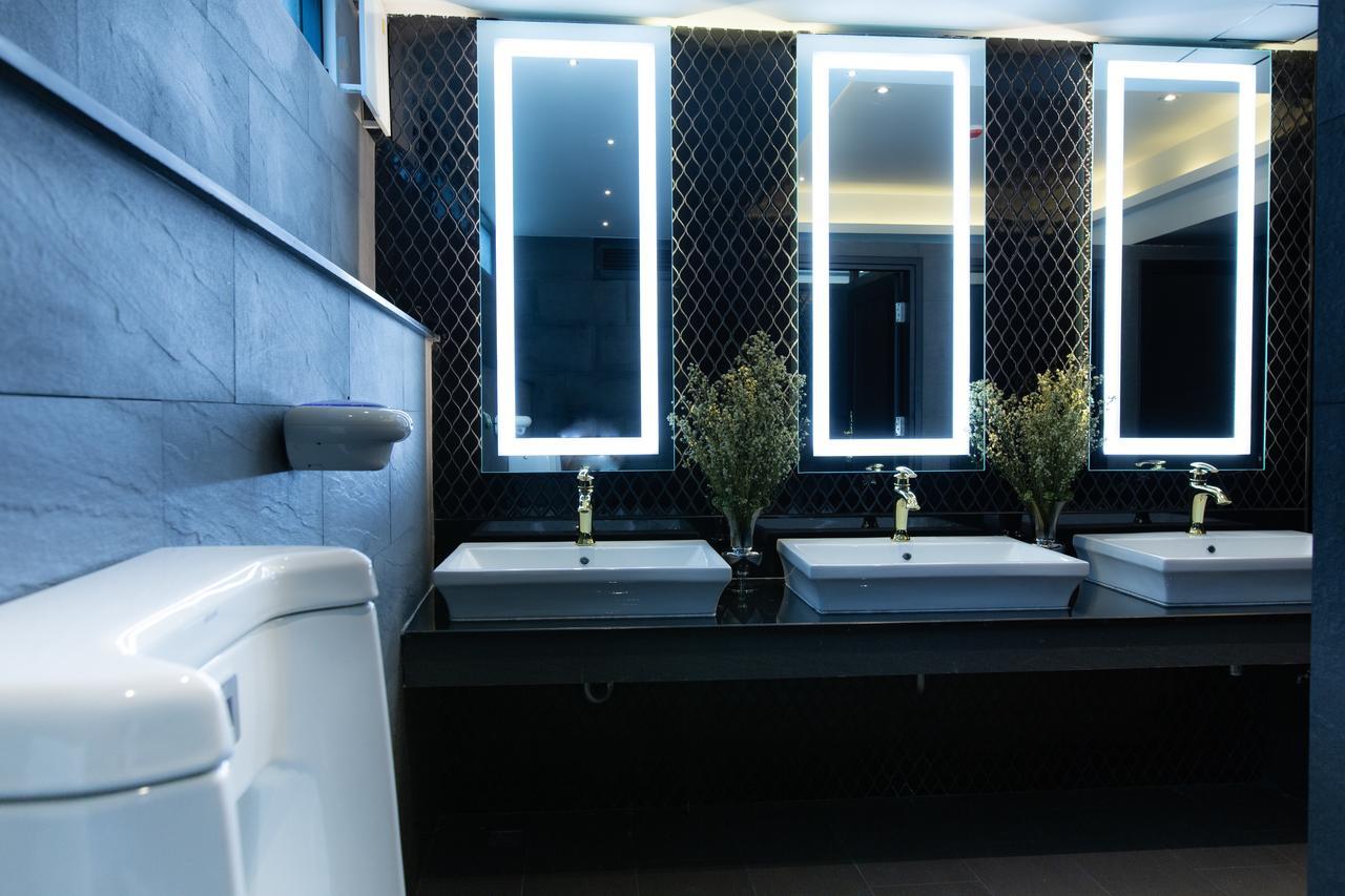 Holatel Hotel Фитсанулок Екстериор снимка