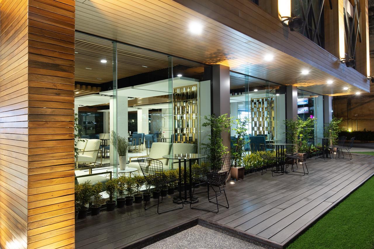 Holatel Hotel Фитсанулок Екстериор снимка