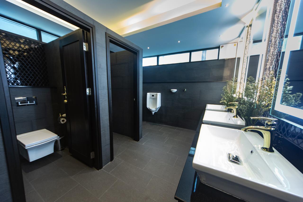 Holatel Hotel Фитсанулок Екстериор снимка