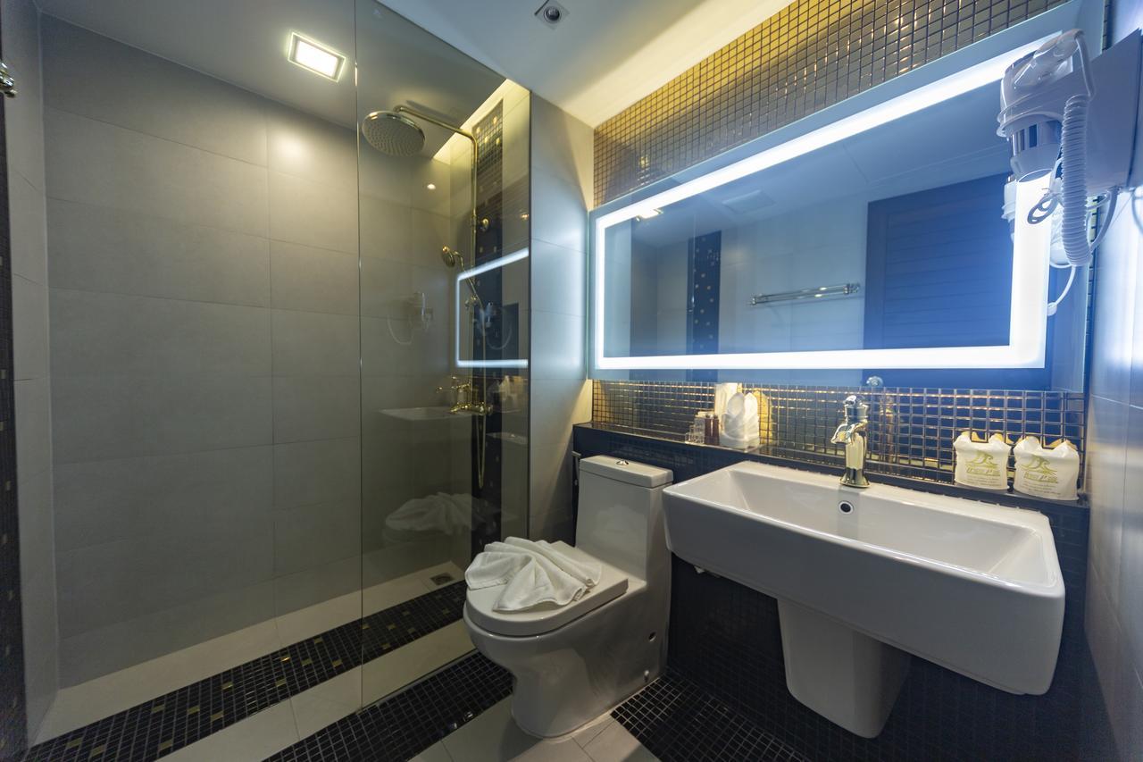 Holatel Hotel Фитсанулок Екстериор снимка