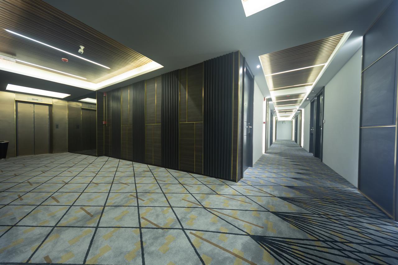 Holatel Hotel Фитсанулок Екстериор снимка