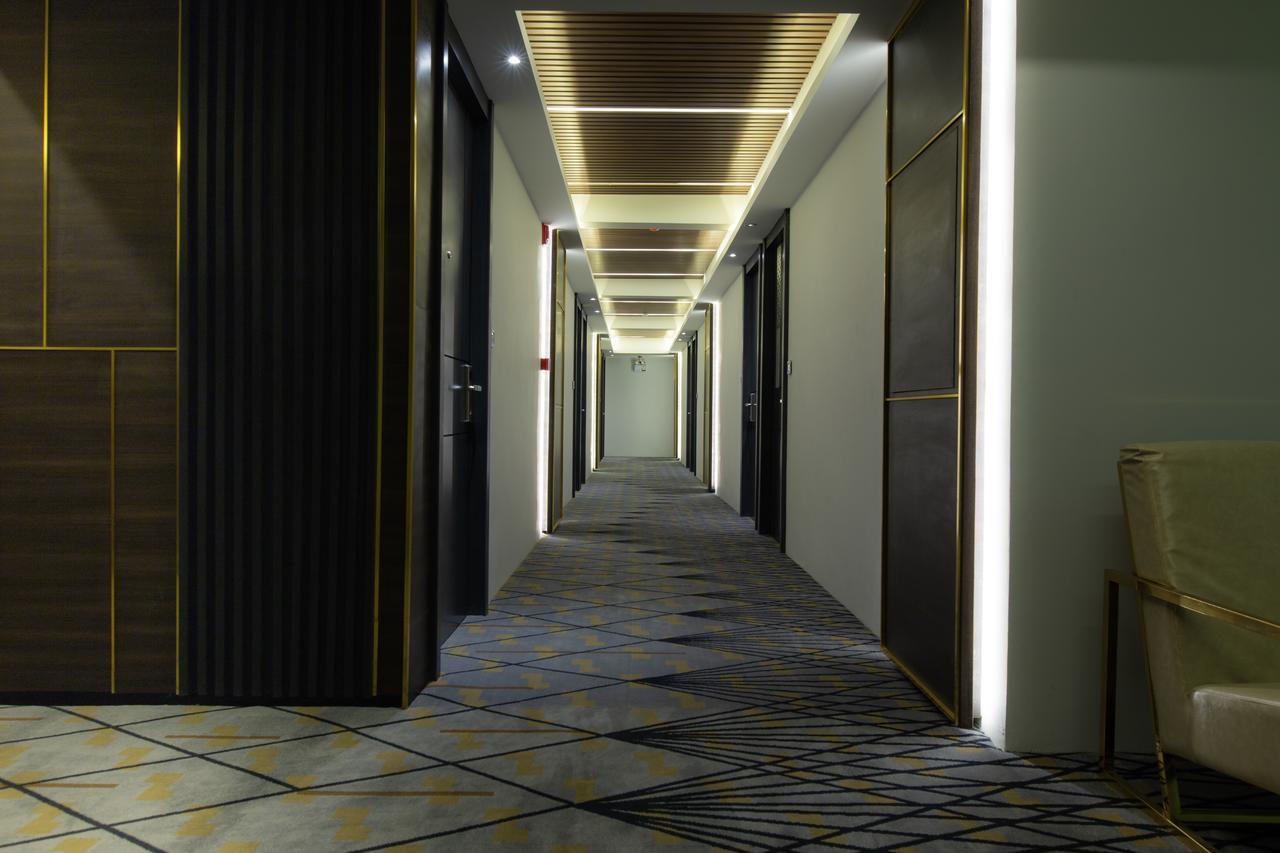 Holatel Hotel Фитсанулок Екстериор снимка